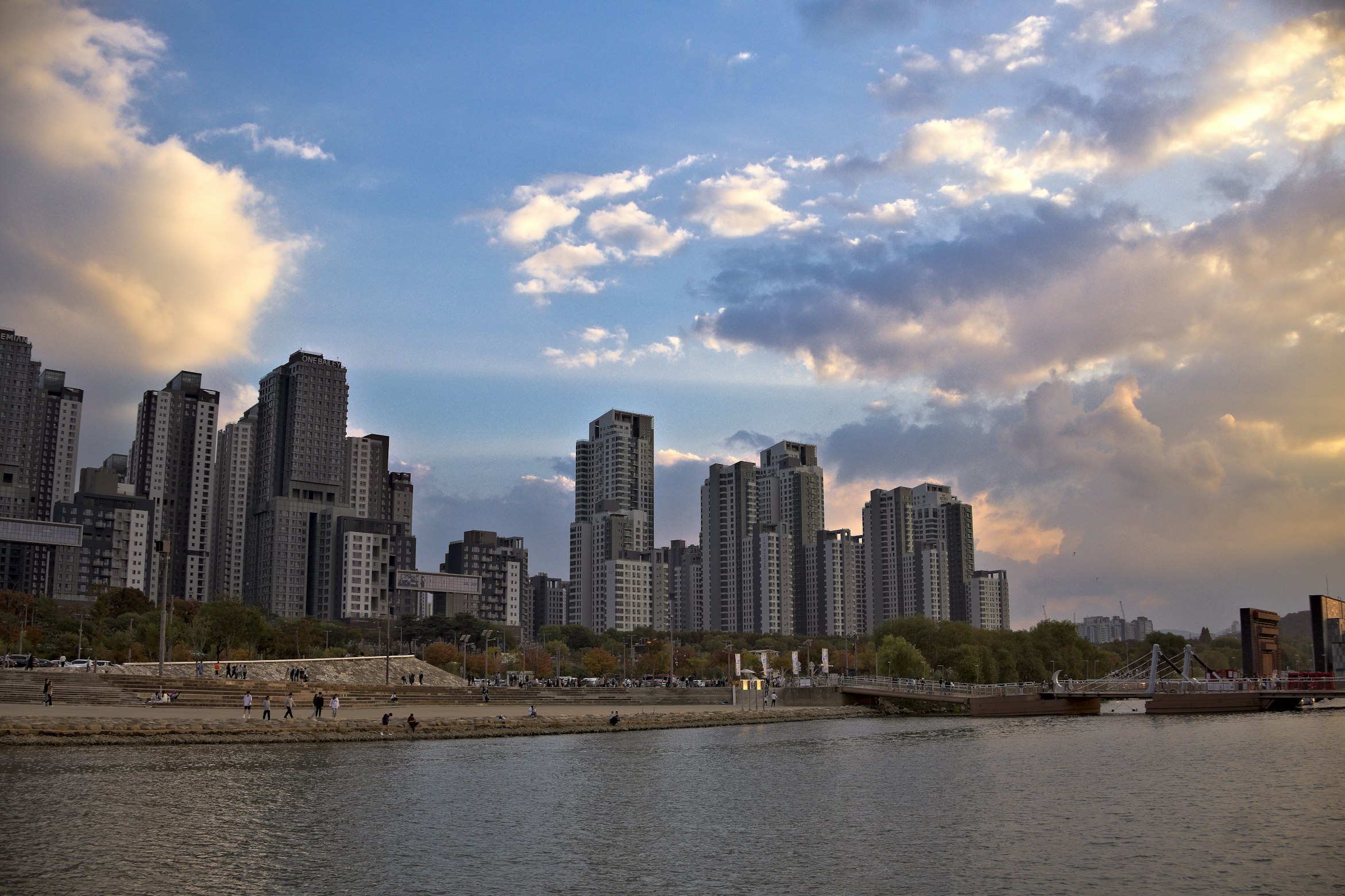 서울 도시 스카이라인과 고층 건물 야경